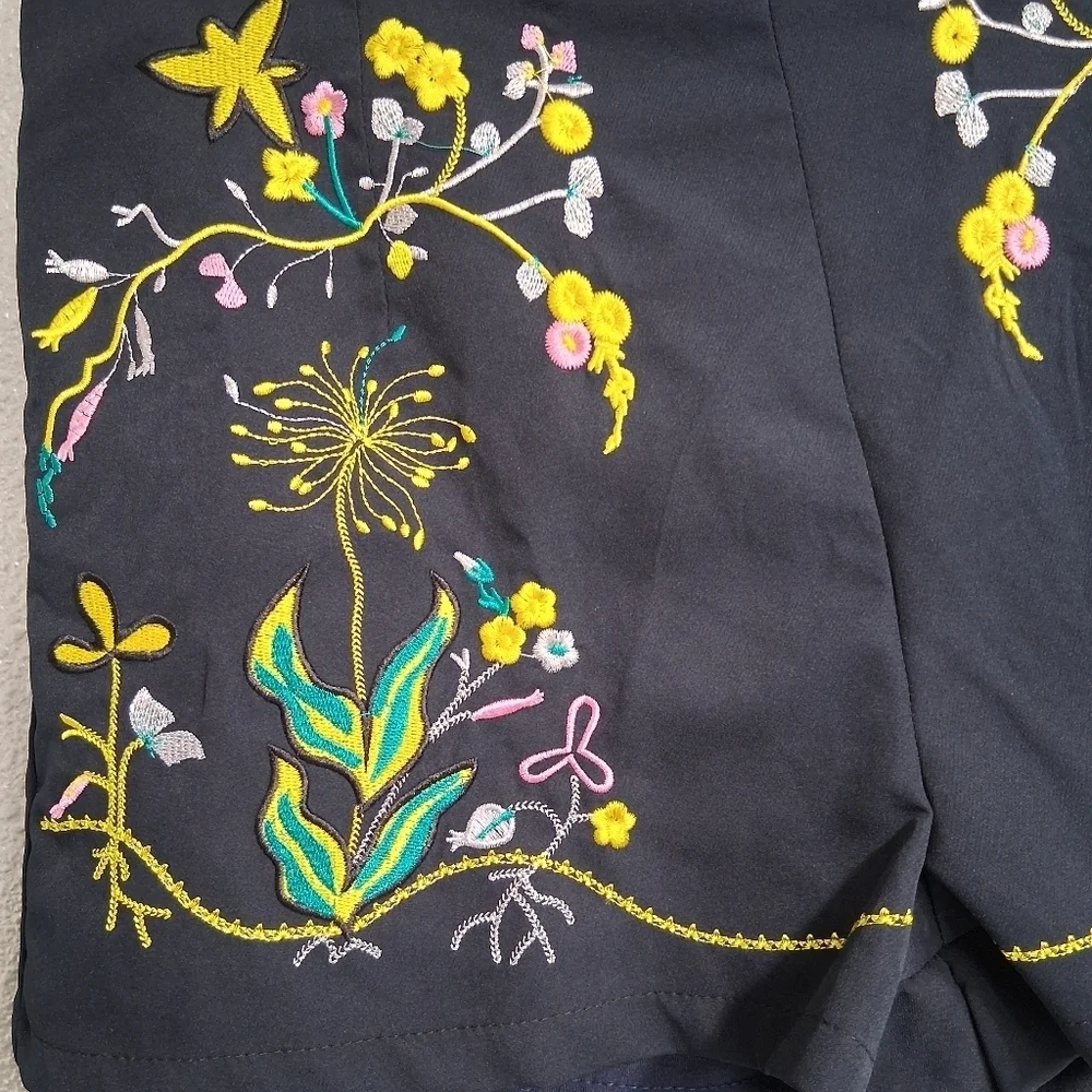 NWOT Dygarni Royal Blue Embroidered Dressy Shorts Size L